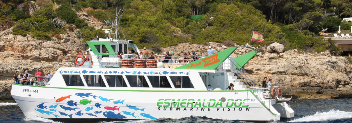 Imagen buque Esmeralda pasando delante de Cala Figuera