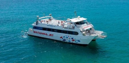 Imagen del buque Britannia fondeado con gente nadando